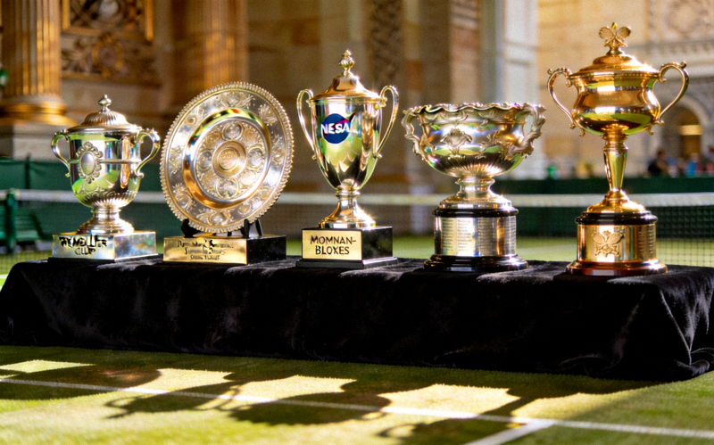 网球四大满贯冠军奖杯陈列在一起，包括温网金杯和美网奖杯