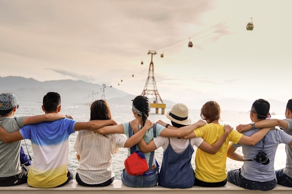 优发国际团队成员在充满科技感的办公环境中进行游戏测试与讨论