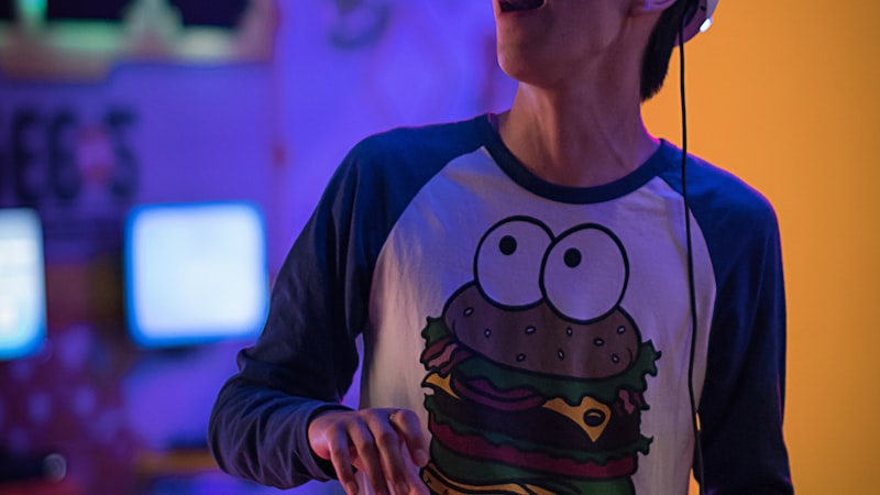 亚洲科技峰会主会场全景，巨大的LED屏幕展示着‘创新未来’主题，台下坐满与会者