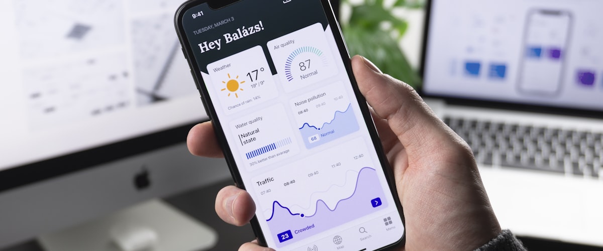 优发国际平台夏季大型更新发布会现场，屏幕上展示着新版本的游戏画面