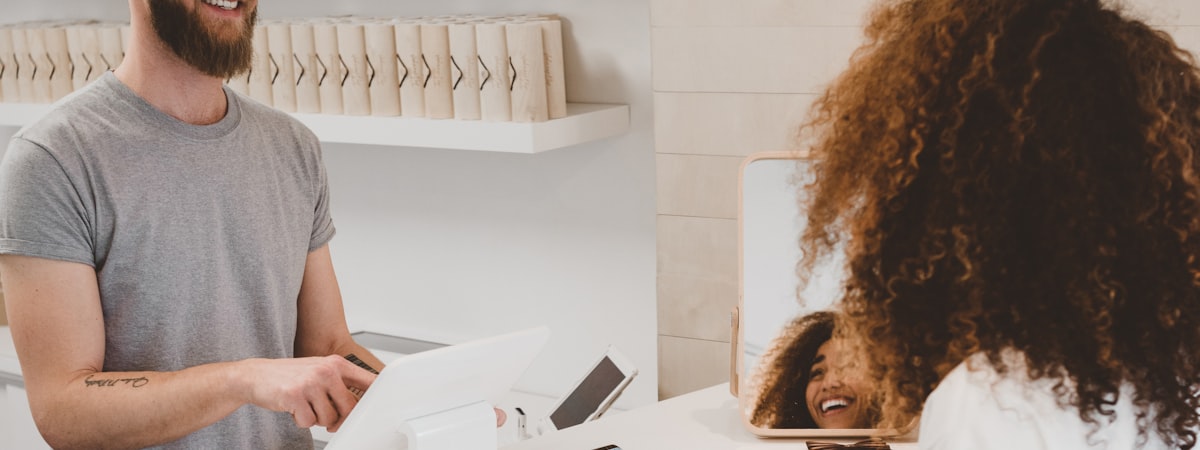 智能物流中心内部自动化分拣系统示意图，机器人正在分拣包裹