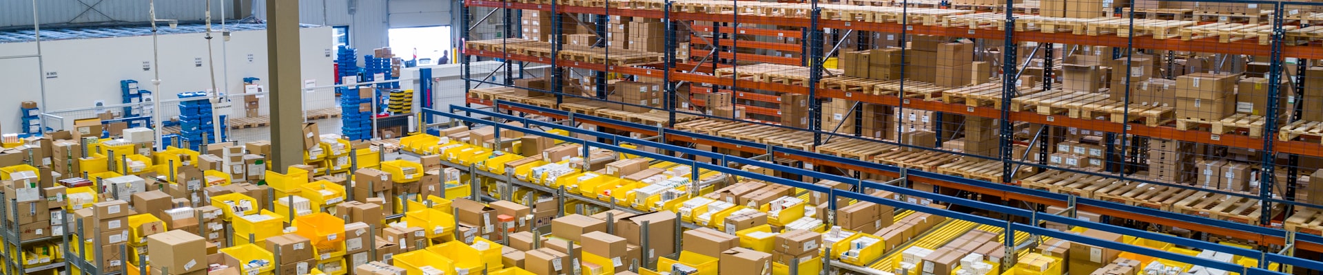 优发国际全新智能物流中心概念图，展示现代化仓库与自动化设备