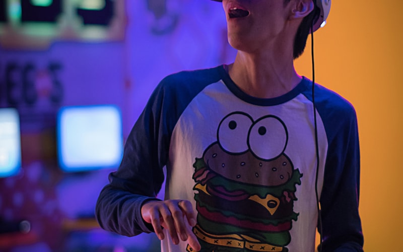 优发国际研发的智能绿色数据中心内部，展示先进的冷却与能源管理系统