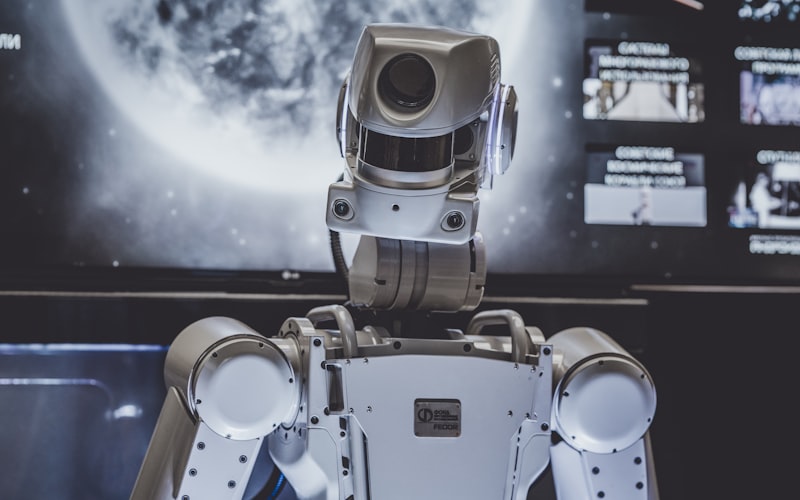 技术人员在实验室测试基于边缘计算的实时数据处理设备